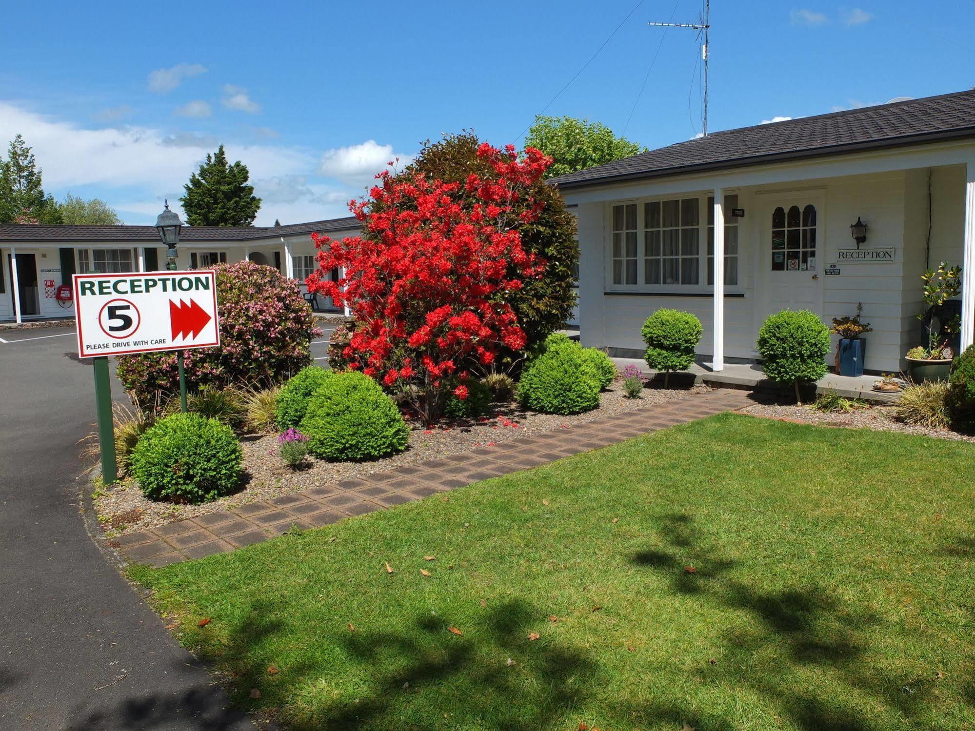 Colonial Court Motel Cambridge Exterior photo