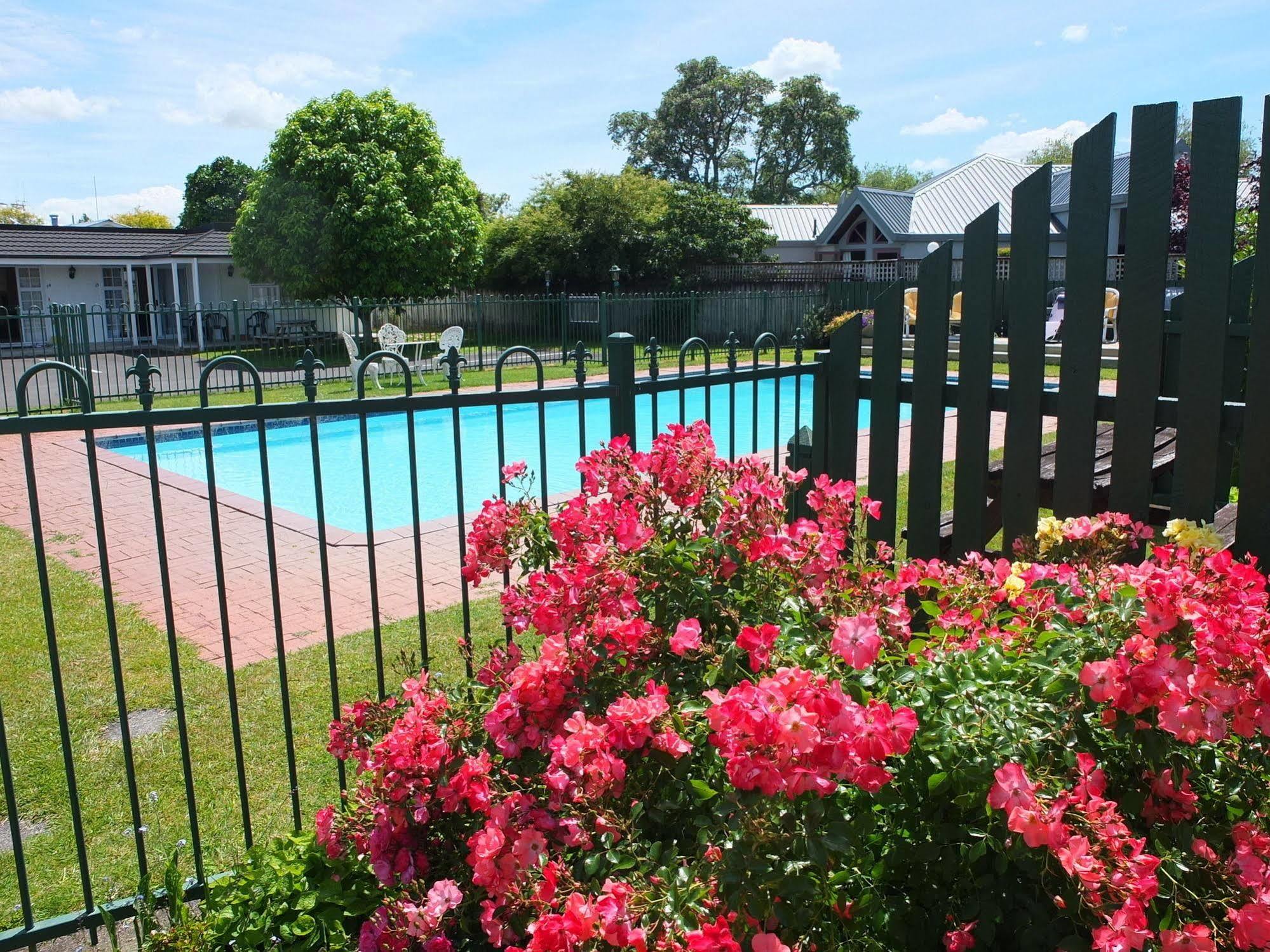 Colonial Court Motel Cambridge Exterior photo